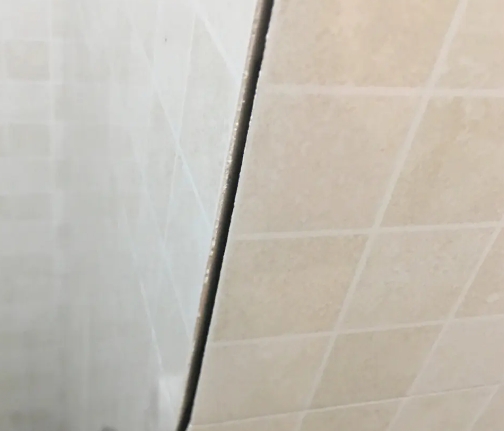 汤原瓷砖空鼓维修公司分享阳台瓷砖脱落的修复过程可以分为以下几个步骤